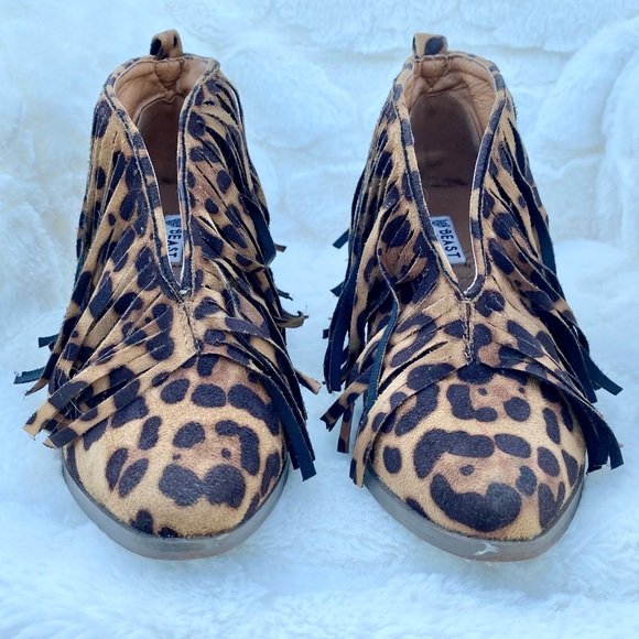 Beast Fashion Fringe V-Cut Booties, The Buckle, 6.5 - Picture 3 of 9